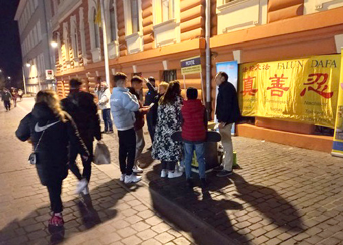 Image for article Brasov, Romania: Orang Bertanya, “Dimana Kami Bisa Menandatangani Petisi?”