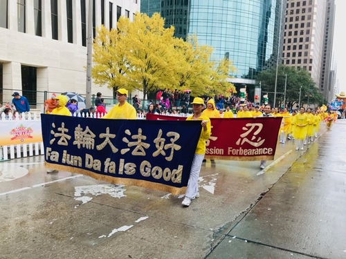 Image for article Houston, Texas: Praktisi Falun Dafa di Pawai Thanksgiving