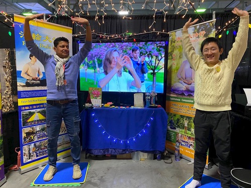Image for article Toronto, Kanada: Peserta Festival Cahaya Natal Mempelajari Falun Dafa