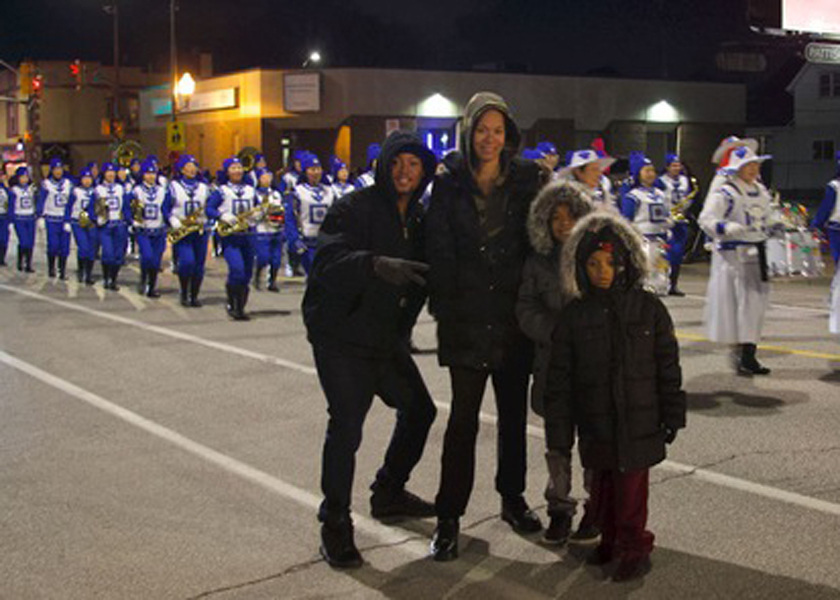 Image for article Windsor, Kanada: Pemimpin Pemerintahan dan Warga Memuji Penampilan Tian Guo Marching Band di Pawai Sinterklas