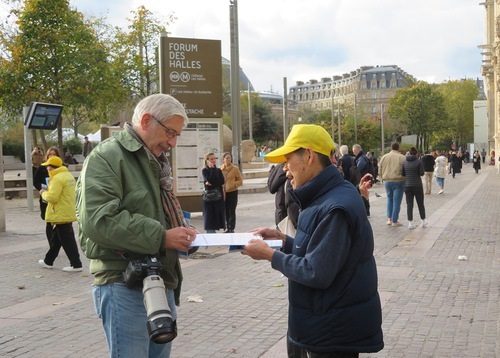 Image for article Paris, Prancis: Orang Menghormati Praktisi karena Meningkatkan Kesadaran akan Penganiayaan