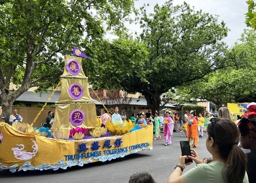Image for article Australia Selatan: Penduduk Setempat Menyukai Kendaraan Hias Falun Dafa di Pawai Natal