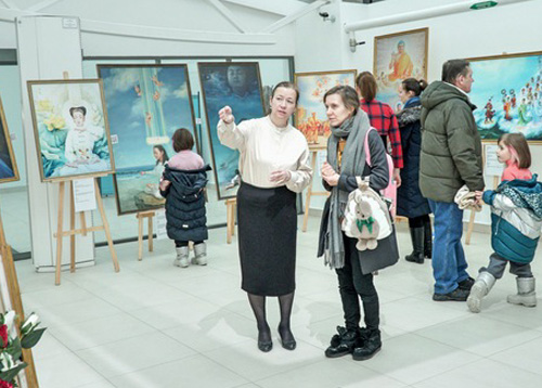 Image for article Moskow, Rusia: Pameran Seni Zhen Shan Ren Membawa Harapan bagi Orang-Orang di Dunia yang Kacau-balau