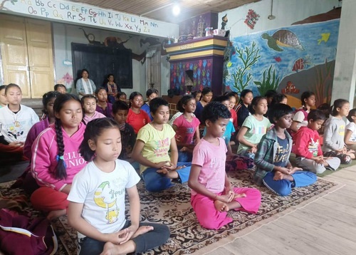 Image for article “Falun Dafa Baik” Bergema di Kaki Gunung Himalaya