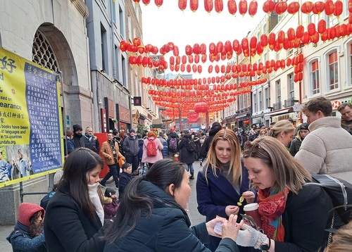 Image for article London, Inggris: Praktisi Meningkatkan Kesadaran akan Penganiayaan pada Tahun Baru Imlek