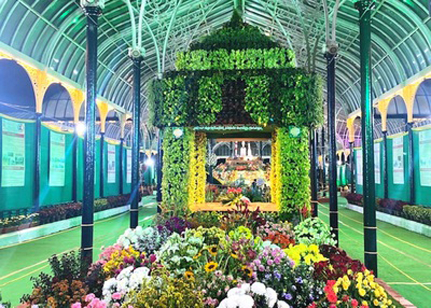 Image for article India: Praktisi Memperkenalkan Falun Dafa di Pameran Bunga Dua Tahunan Bangalore