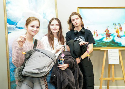 Image for article Moskow, Rusia: Pameran Seni Internasional Zhen Shan Ren Memicu Ketertarikan pada Falun Dafa