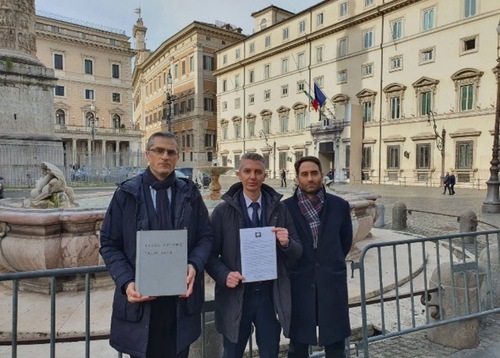 Image for article Italia: Praktisi Menyerahkan Tanda Tangan Petisi Menyerukan untuk Mengakhiri Penganiayaan Rezim Komunis Tiongkok terhadap Falun Dafa