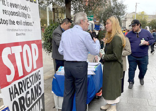 Image for article Irlandia: Orang-orang Mendukung Upaya Praktisi Falun Dafa untuk Menghentikan Penganiayaan di Tiongkok