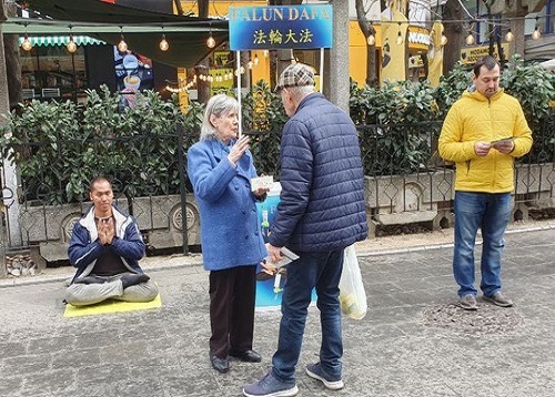 Image for article Bukares, Rumania: Lebih Banyak Orang yang Mendapatkan Informasi tentang Kekejaman Rezim Komunis Tiongkok