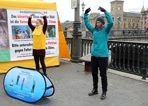 Image for article Zurich, Swiss: Kegiatan Meningkatkan Kesadaran Menyentuh Masyarakat