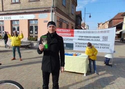Image for article Latvia: Acara Akhir Pekan Paskah Menginformasikan Orang-orang tentang Penganiayaan terhadap Falun Dafa di Tiongkok