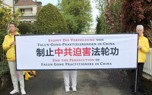 Image for article Swiss: Dukungan Publik untuk Falun Dafa Selama Kegiatan Memperingati Permohonan Damai 25 April