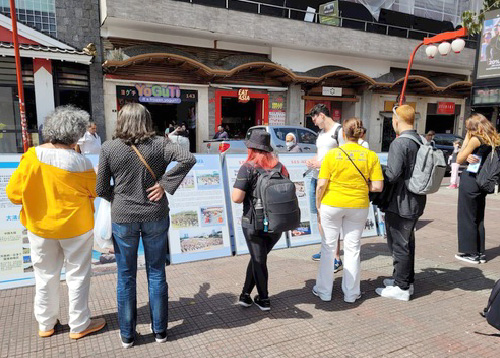 Image for article Liberdade, Brazil: Praktisi Mengadakan Kegiatan Meningkatkan Kesadaran untuk Menandai Peringatan Permohonan Damai 25 April