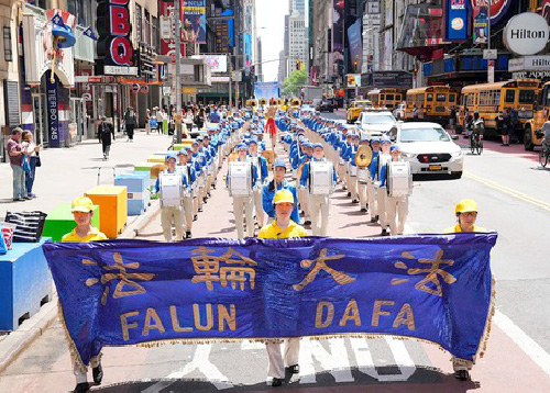 Image for article Orang-orang dari Tiongkok Daratan: Pawai Praktisi Falun Dafa Memberi Kami Harapan