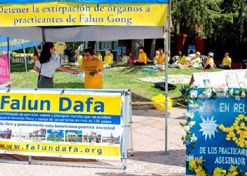 Image for article Madrid, Spanyol: Para Praktisi Berkumpul di Kedutaan Besar Tiongkok untuk Memperingati Permohonan Damai 25 April