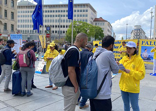 Image for article Munich, Jerman: Orang-Orang Mengecam Penganiayaan di Tiongkok – “Lebih Banyak Lagi Orang Harus Bangkit”