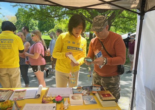 Image for article New York: Praktisi Meningkatkan Kesadaran akan Falun Dafa di Festival Tulip ke-75 di Albany