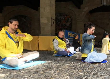 Image for article Jenewa, Swiss: Legislator Menandatangani Petisi Selama Acara Memperingati Permohonan Damai 25 April