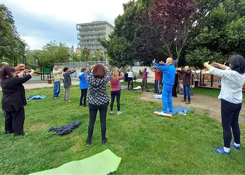Image for article Italia: Berbagi Latihan Falun Dafa setelah Menonton Shen Yun