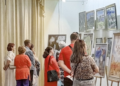 Image for article Bataysk, Rusia: Pameran Seni Internasional Sejati-Baik-Sabar Membuat Banyak Orang Menangis