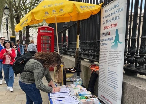 Image for article Turis Tiongkok di British Museum Mengagumi Falun Dafa