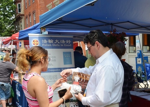 Image for article Amerika Serikat: Praktisi di Pennsylvania Menyebarkan Fakta Kebenaran di Festival Hari Jubilee