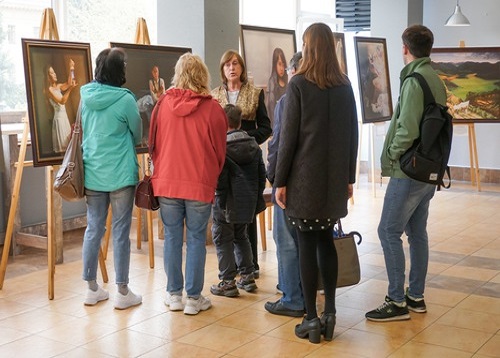 Image for article Pyatigorsk, Rusia: Pameran Seni Zhen Shan Ren Menyentuh Hati Orang-Orang