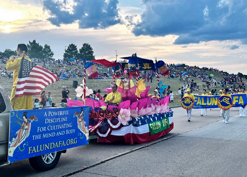 Image for article Texas, AS: Falun Dafa Diterima dengan Baik di Pawai Hari Kemerdekaan Plano
