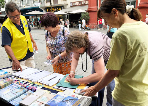 Image for article Mannheim, Jerman: Dukungan Publik untuk Upaya Praktisi Dafa Mengakhiri Penganiayaan