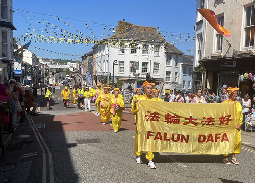 Image for article Penzance, Inggris: Tim Genderang Pinggang Falun Dafa Berpartisipasi dalam Pawai
