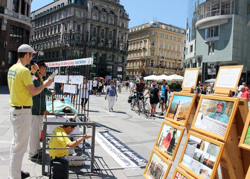 Image for article Austria: Politisi dan Publik Mengungkapkan Dukungan Selama Kegiatan Memperingati 24 Tahun Aksi Damai