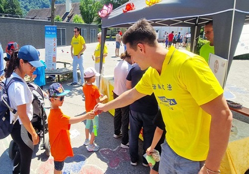 Image for article Austria: Praktisi Disambut dengan Hangat Saat Mereka Memperkenalkan Falun Dafa di Sepanjang Tepi Danau Constance