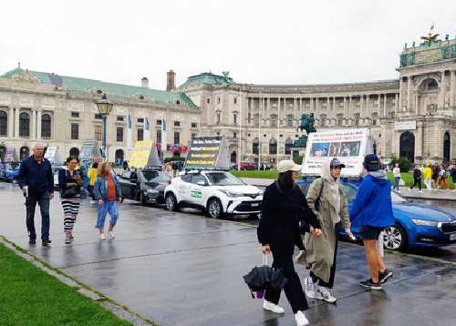 Image for article Wina, Austria: Iring-iringan Dengan Papan Informasi Mempromosikan Falun Dafa di Wina