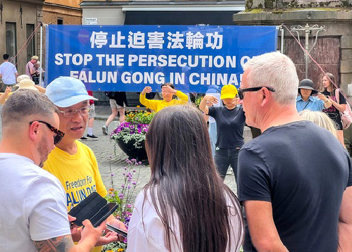 Image for article Swedia: Memperkenalkan Falun Dafa di Luar Museum Hadiah Nobel