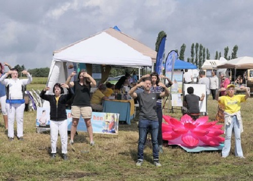 Image for article Kanada: Orang-orang Merasakan Energi Falun Dafa di Pameran Kesehatan di Quebec