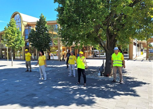 Image for article Hongaria: Penduduk Setempat Menerima Falun Dafa di Acara Informasi