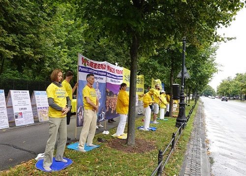 Image for article Polandia: Rapat Umum di Depan Kantor Perdana Menteri Mengutuk Penganiayaan Selama 24 Tahun Rezim Komunis Tiongkok