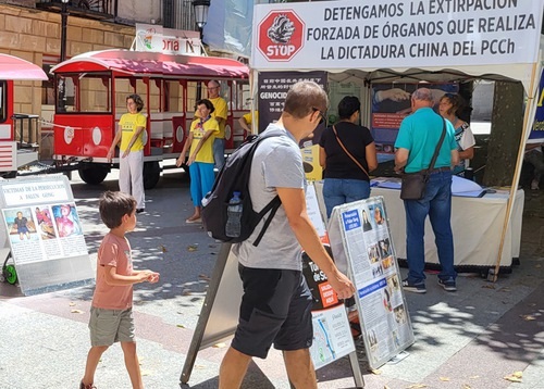 Image for article Orang Spanyol Mengagumi Perlawanan Damai Falun Gong terhadap Penganiayaan