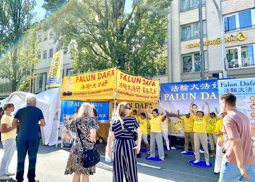 Image for article Munich, Jerman: Mengetahui tentang Penganiayaan di Tiongkok di Pameran Jalanan Corso Leopold