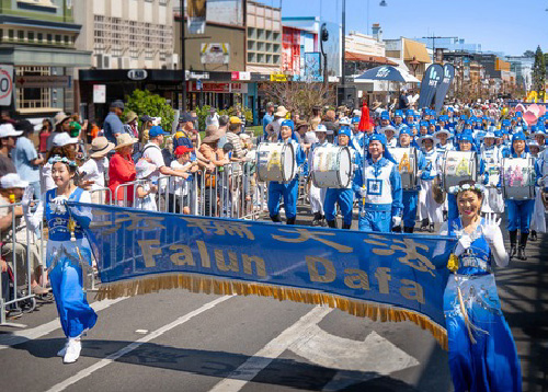 Image for article Toowoomba, Australia: Falun Dafa Hadir di Pawai Grand Central Floral
