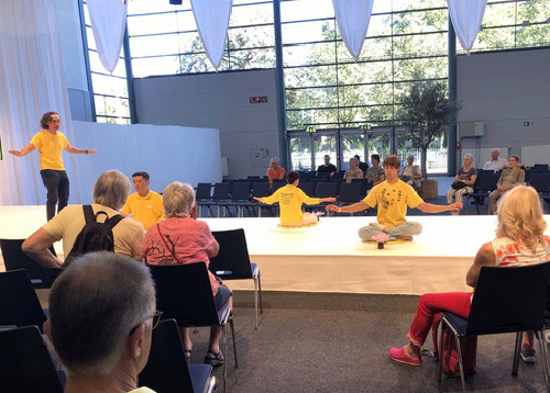 Image for article Bremen, Jerman: Falun Dafa Disambut Baik di Pameran Lansia di Bremen