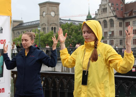 Image for article Swiss: Kegiatan di Dua Kota Mengungkap Penganiayaan PKT terhadap Falun Dafa
