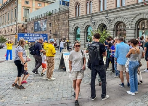 Image for article Swedia: Memperkenalkan Falun Dafa Saat Perayaan 50 Tahun Raja Carl XVI Gustaf Naik Tahta