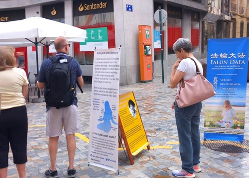 Image for article Spanyol: Stan Informasi Falun Dafa Menarik Dukungan untuk Menghentikan Penganiayaan di Tiongkok