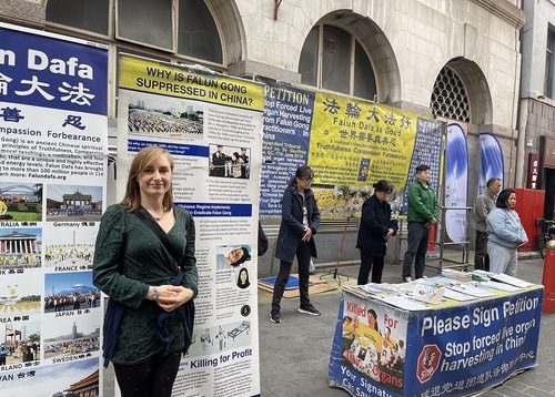 Image for article London, Inggris: Bertahun-tahun Praktisi Falun Dafa Mengadakan Kegiatan di Pecinan untuk Meningkatkan Kesadaran