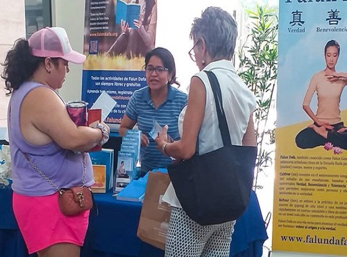 Image for article Republik Dominika: Falun Dafa Disambut Baik di Pameran Buku Internasional