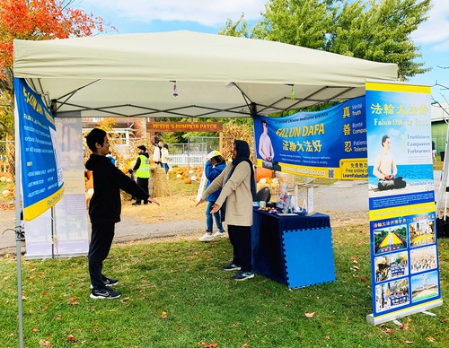 Image for article Kanada: Memperkenalkan Falun Dafa di Pumpkinfest di Toronto