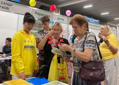 Image for article Ukraina: Praktisi Memperkenalkan Falun Dafa di Pameran Kesehatan Kiev