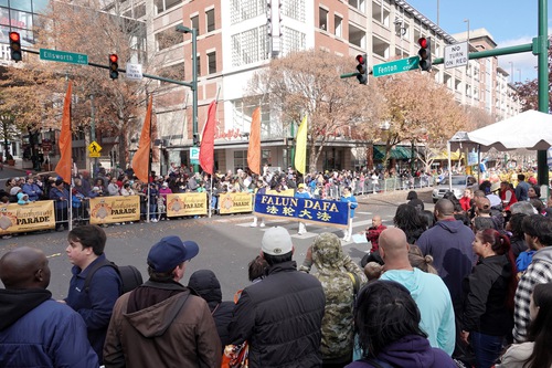 Image for article Maryland, AS: Falun Dafa Disambut di Pawai Thanksgiving Kabupaten Montgomery